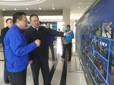 黃石市委副書記、市長(zhǎng)吳錦，市政府黨組成員、辦公室主任張育英在下陸區(qū)區(qū)長(zhǎng)郭波的陪同下蒞臨公司調(diào)研